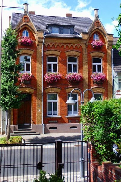 Repräsentative denkmalgeschützte Stadtvilla direkt im Stadtzentrum , jetzt leer und bezugsfrei.